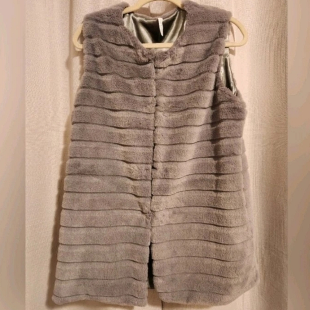 mia & tess Faux Fur Gray Sleeveless Vest - Women's Cozy Layer, Size L